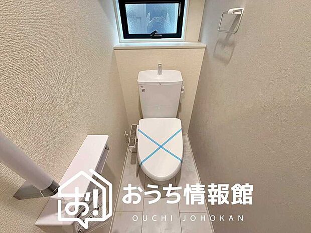 【トイレ】汚れてもサッとひと拭きでお手入れ簡単、エコ仕様の温水洗浄便座付きのトイレです。
バリアフリーにも配慮しています。