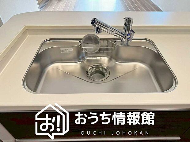 【浄水器内臓型ハンドシャワー付シンク】傷や汚れが付きにくい静音仕様の全面エンボス加工シンク。
また、蛇口の先端に浄水器を内蔵。浄水シャワーが使える毎分4リットルのたっぷり浄水。