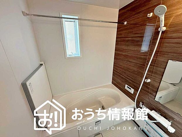 【現地写真（浴室）】浴室暖房乾燥機付き。１坪タイプで広々です。