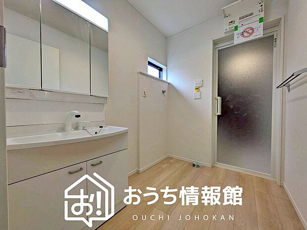 【洗面台・洗面所】鏡の両サイドは、必要なものを取出しやすく、大きな鏡面で朝の準備も快適。
使いやすいリフトアップ機能付きのシングルレバーシャワー水栓付です。