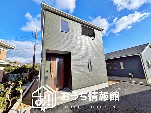 【現地写真（外観）【１号地】】軽くて火災に強い屋根材を採用し、地震時の建物への負担や揺れを軽減しています。