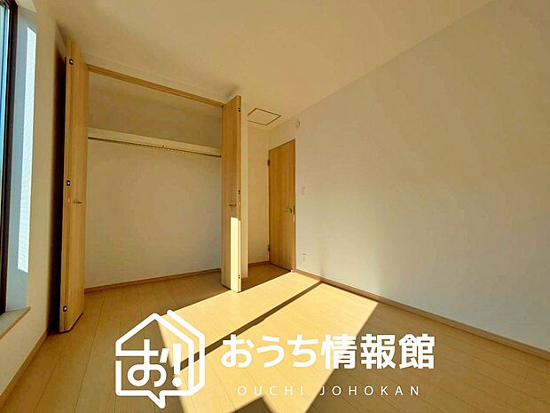 【現地写真(寝室)】木目の美しさを際立たせるシンプルデザインの建具を使用しています。