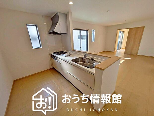 【現地写真(キッチン)】収納たっぷりのシステムキッチン、浄水器付水栓を標準装備しています。