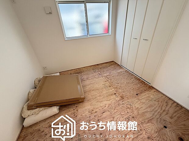 【現地写真（和室）】大壁仕様の新和室。くつろぎの空間です。