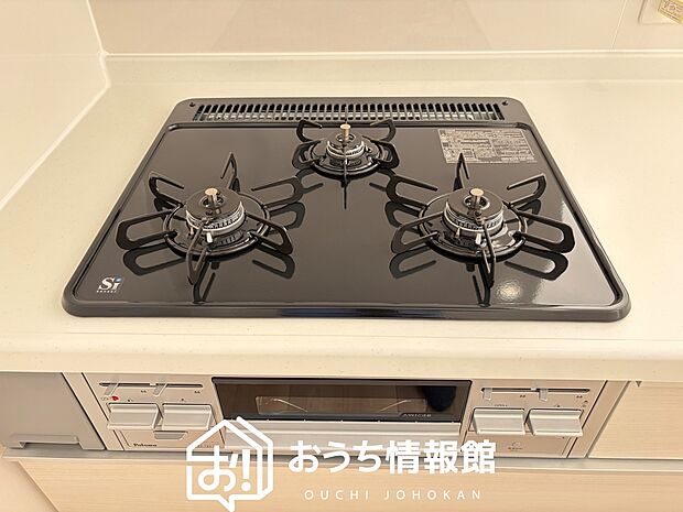 【ビルトインコンロ】フラットな構造で清掃性が高く、過熱防止センサー付３口タイプで日頃の家事も快適です。