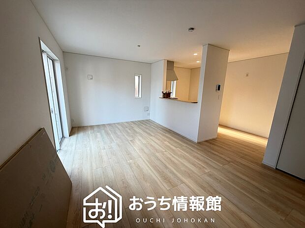 【現地写真（リビング）】フローリング材には、木目、色調など木材特有の風合いがあり、ナチュラルな美しさになっています。