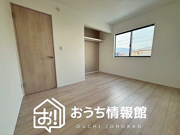 【現地写真（寝室）】木目の美しさを際立たせるシンプルデザインの建具を使用しています。