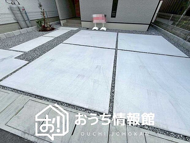 【現地写真（駐車場）】駐車スペースが広く、運転が苦手な方も安心です。