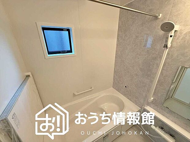 【現地写真（浴室）】浴室暖房乾燥機付き。１坪タイプで広々です。