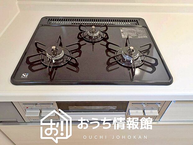 【ビルトインコンロ】フラットな構造で清掃性が高く、過熱防止センサー付３口タイプで日頃の家事も快適です。