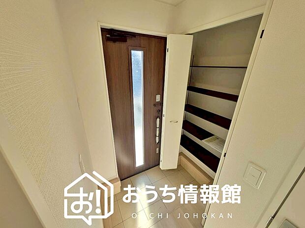 【現地写真（玄関）】玄関には、大型のシューズ収納を設置しています。