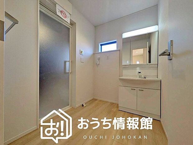 【洗面台・洗面所】鏡の両サイドは、必要なものを取出しやすく、大きな鏡面で朝の準備も快適。
使いやすいリフトアップ機能付きのシングルレバーシャワー水栓付です。