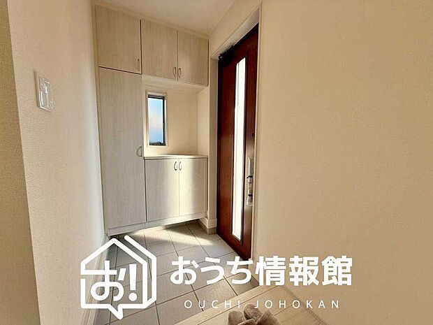 【現地写真(玄関)】玄関には、大型のシューズ収納を設置しています。