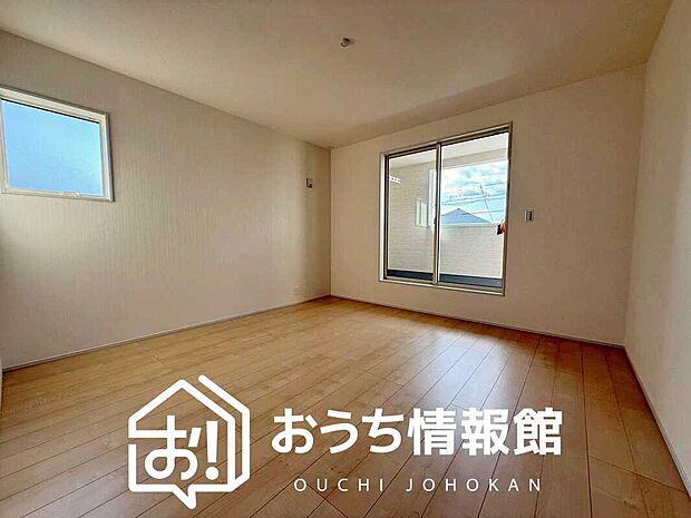 【現地写真（寝室）】木目の美しさを際立たせるシンプルデザインの建具を使用しています。