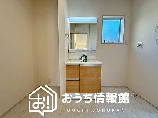 【洗面台・洗面所】鏡の両サイドは、必要なものを取出しやすく、大きな鏡面で朝の準備も快適。
使いやすいリフトアップ機能付きのシングルレバーシャワー水栓付です。