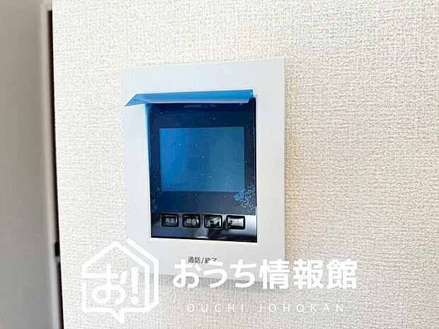 【TVモニター付インターホン】録画機能付きで、自動録画のほか、手動録画もできます。
受話、呼出音量の調整、明るさ調整が可能です。また、来訪者をズーム機能でズームアップして確認できます。