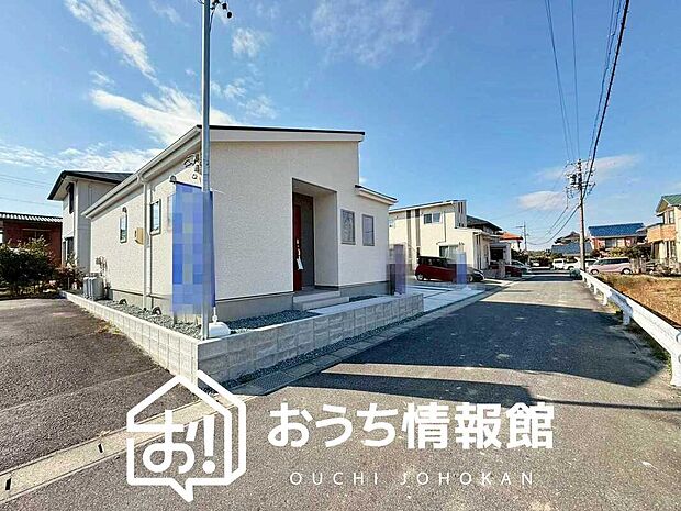 【現地写真（前道含む外観）】軽くて火災に強い屋根材を採用し、地震時の建物への負担や揺れを軽減しています。
