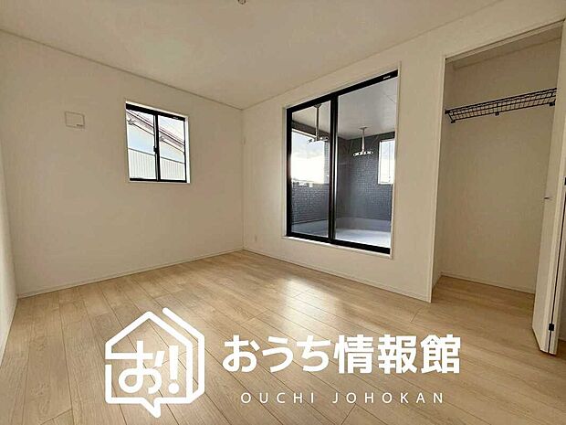 【現地写真（寝室）】木目の美しさを際立たせるシンプルデザインの建具を使用しています。
