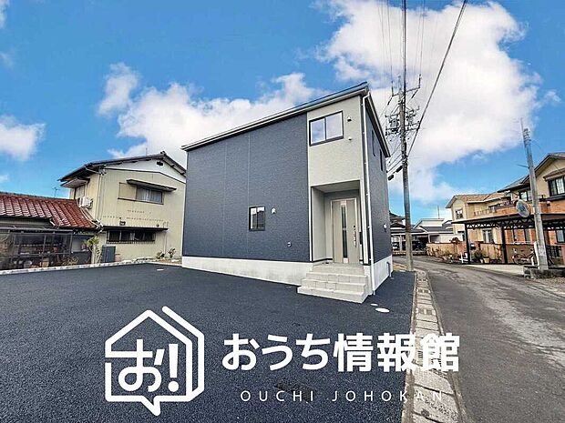 【現地写真（前道含む外観）】軽くて火災に強い屋根材を採用し、地震時の建物への負担や揺れを軽減しています。
