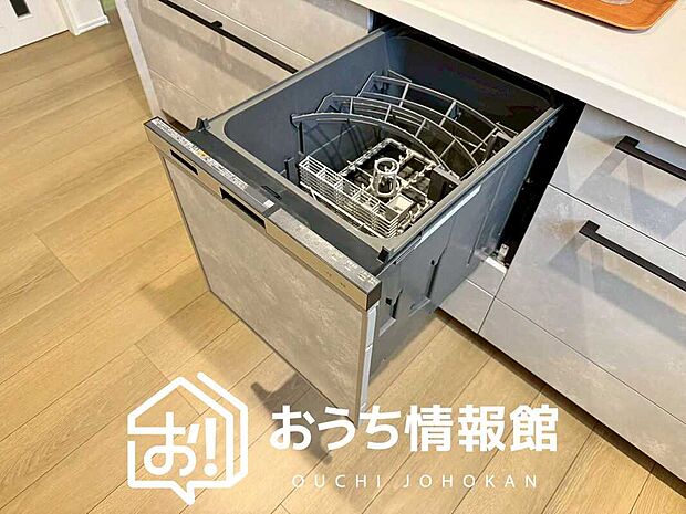 【食器洗い乾燥機】食後の時間にゆとりを与えてくれる食器洗い乾燥機。
操作ボタンも上面にあるので、腰をかがめずに操作ができラクラクです。