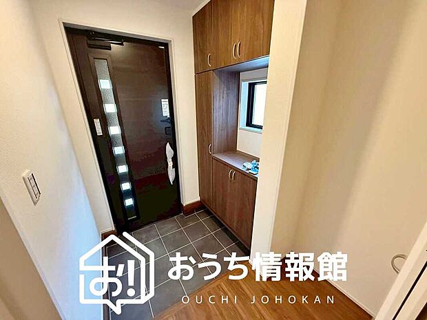 【現地写真(玄関)】玄関には、大型のシューズ収納を設置しています。