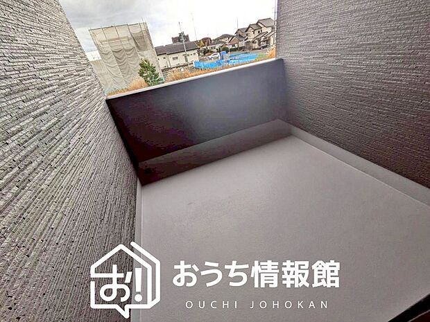 【バルコニー】奥行きが広く、洗濯物をゆったりと干せる十分な広さで、家族の洗濯も捗ります。