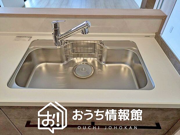 【浄水器内臓型ハンドシャワー付シンク】傷や汚れが付きにくい静音仕様の全面エンボス加工シンク。
また、蛇口の先端に浄水器を内蔵。浄水シャワーが使える毎分4リットルのたっぷり浄水。