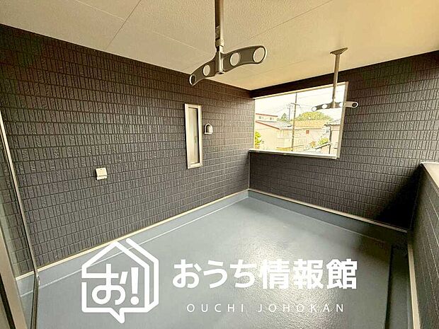 【バルコニー】奥行きが広く、洗濯物をゆったりと干せる十分な広さで、家族の洗濯も捗ります。