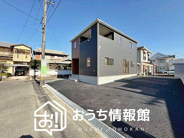 【現地写真（前道含む外観）】健康被害に配慮したもっとも安全性の高い建材を採用し、シックハウス対策をしております。