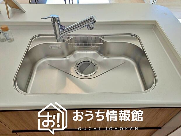 【浄水器内臓型ハンドシャワー付シンク】傷や汚れが付きにくい静音仕様の全面エンボス加工シンク。
また、蛇口の先端に浄水器を内蔵。浄水シャワーが使える毎分4リットルのたっぷり浄水。