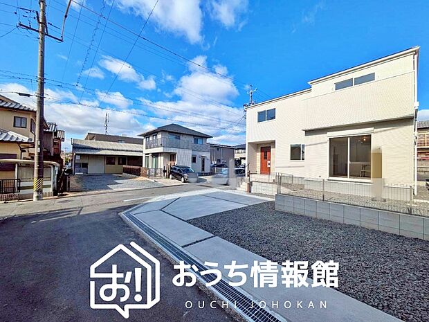 【現地写真(前道含む外観)】健康被害に配慮したもっとも安全性の高い建材を採用し、シックハウス対策をしております。