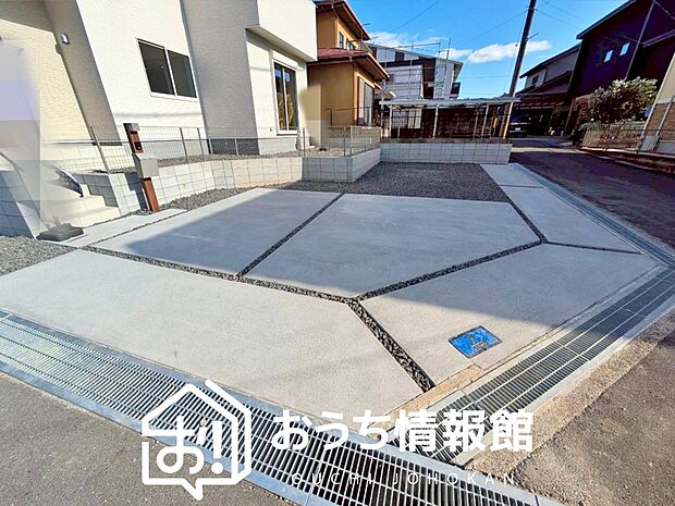 【現地写真(駐車場)】駐車スペースが広く、運転が苦手な方も安心です。