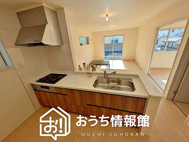 【現地写真(キッチン)】収納たっぷりのシステムキッチン、浄水器付水栓を標準装備しています。