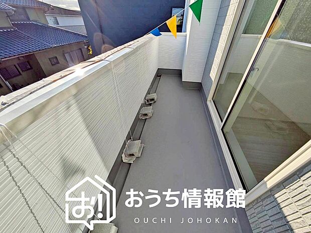 【バルコニー】奥行きが広く、洗濯物をゆったりと干せる十分な広さで、家族の洗濯も捗ります。