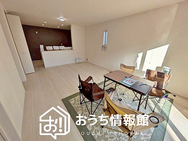 【現地写真（リビング）】フローリング材には、木目、色調など木材特有の風合いがあり、ナチュラルな美しさになっています。