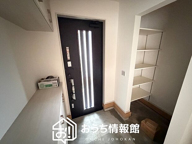 【現地写真（玄関）】玄関には、大型のシューズ収納を設置しています。