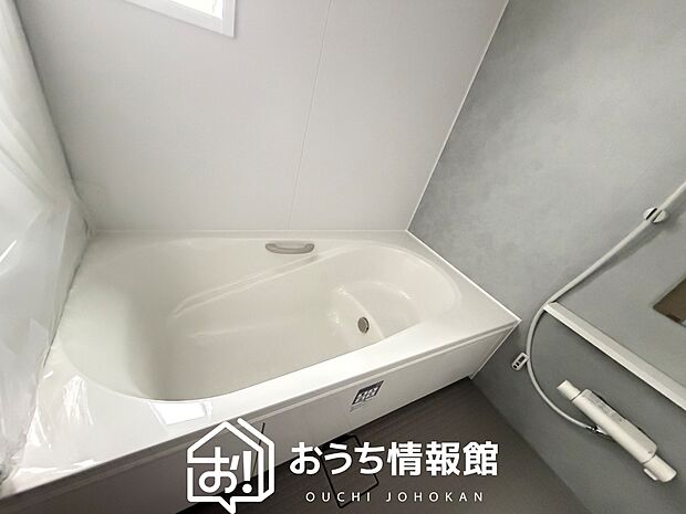 【現地写真（浴室）】浴室暖房乾燥機付き。１坪タイプで広々です。