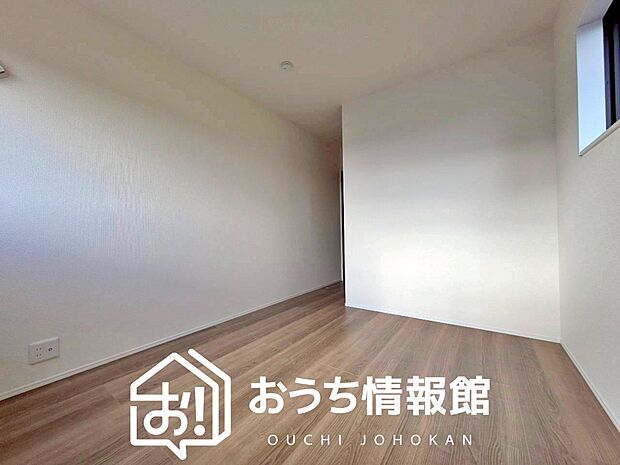 【現地写真（洋室）】木目の美しさを際立たせるシンプルデザインの建具を使用しています。