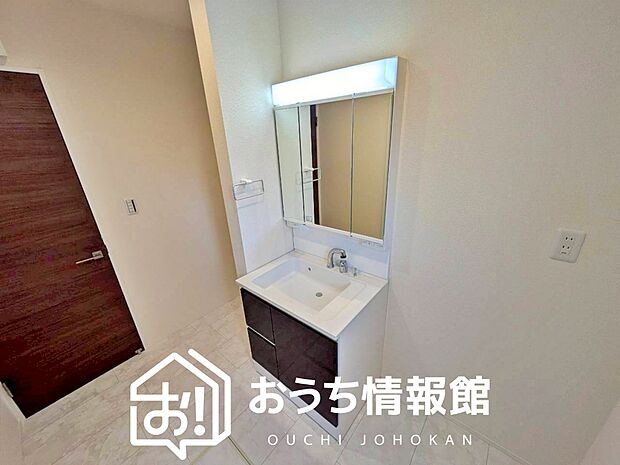 【洗面台・洗面所】鏡の両サイドは、必要なものを取出しやすく、大きな鏡面で朝の準備も快適。
使いやすいリフトアップ機能付きのシングルレバーシャワー水栓付です。