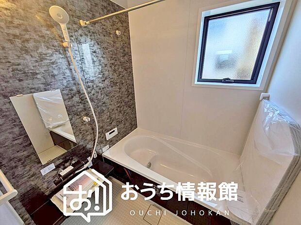 【現地写真（浴室）】浴室暖房乾燥機付き。１坪タイプで広々です。