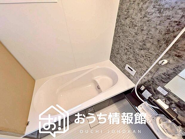 【現地写真（浴室）】浴室暖房乾燥機付き。１坪タイプで広々です。