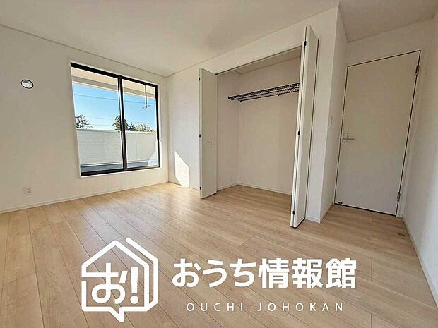 【現地写真（寝室）】木目の美しさを際立たせるシンプルデザインの建具を使用しています。
