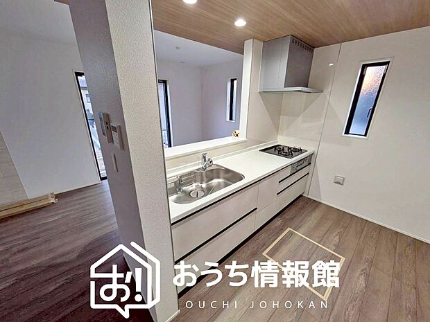 【現地写真（キッチン）】収納たっぷりのシステムキッチン、浄水器付水栓を標準装備しています。