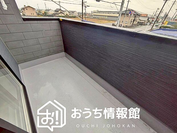 【バルコニー】奥行きが広く、洗濯物をゆったりと干せる十分な広さで、家族の洗濯も捗ります。
