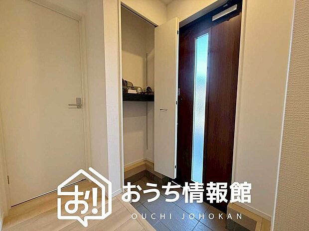 【現地写真(玄関)】玄関には、大型のシューズ収納を設置しています。