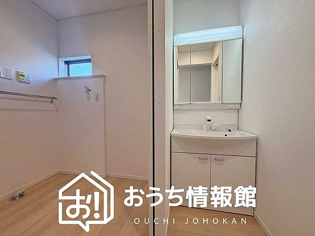 【洗面台・洗面所】鏡の両サイドは、必要なものを取出しやすく、大きな鏡面で朝の準備も快適。
使いやすいリフトアップ機能付きのシングルレバーシャワー水栓付です。