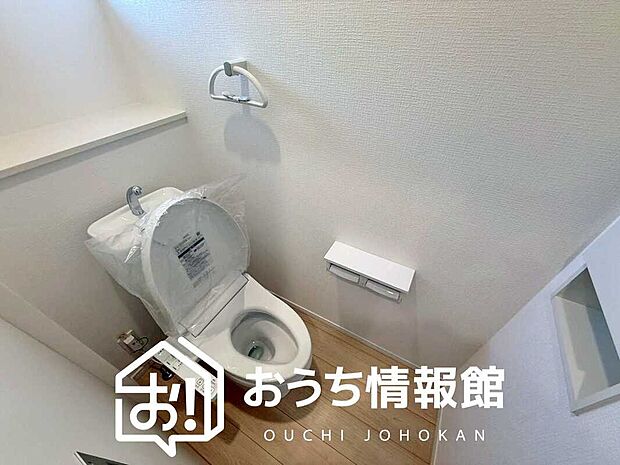 【トイレ】汚れてもサッとひと拭きでお手入れ簡単、エコ仕様の温水洗浄便座付きのトイレです。
バリアフリーにも配慮しています。