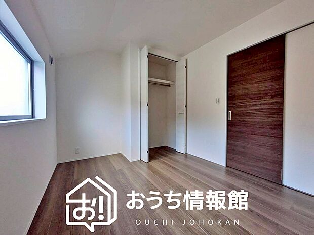 【現地写真(洋室)】木目の美しさを際立たせるシンプルデザインの建具を使用しています。