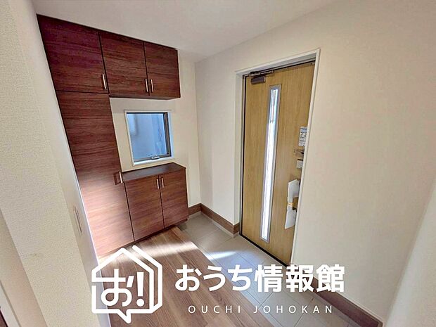 【現地写真(玄関)】玄関には、大型のシューズ収納を設置しています。