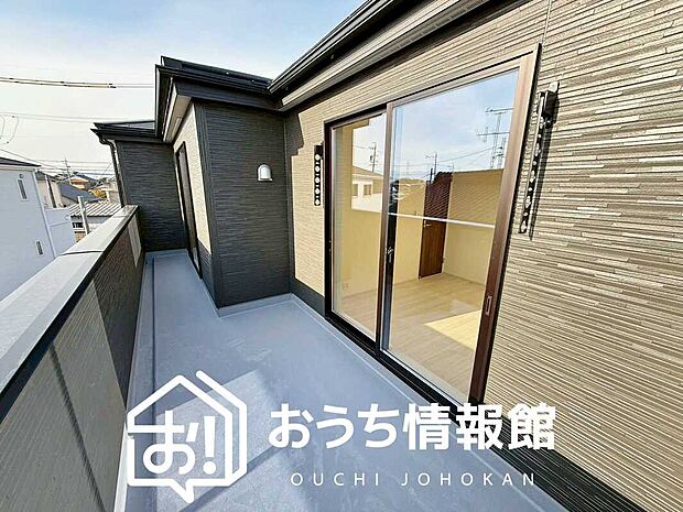 【バルコニー】奥行きが広く、洗濯物をゆったりと干せる十分な広さで、家族の洗濯も捗ります。